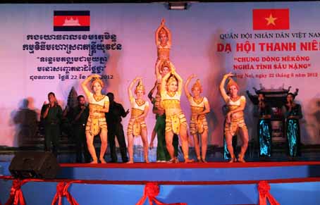 งานราตรีเยาวชนกองทัพเวียดนาม ลาว